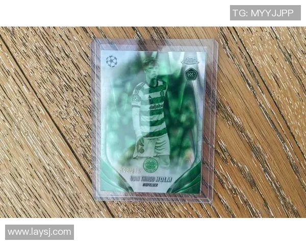 足球球员拆开足球球星卡的惊喜瞬间与稀有卡片揭秘 足球球员拆开足球球星卡的惊喜瞬间与稀有卡片揭秘